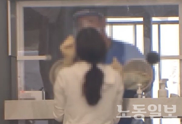 롯데백화점 본점 지하1층 식품관 내 신선슈퍼매장 방문자, 코로나19 검사 받아야(자료사진)