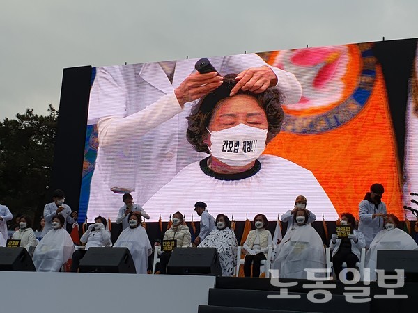 대한간호협회 임원 13명이 21일 오후 서울 국회 앞에서 '간호법 제정 총궐기대회' 말미에 단체 삭발식을 거행하며 의지를 보이고 있다. ( 사진 = 강봉균 기자 )