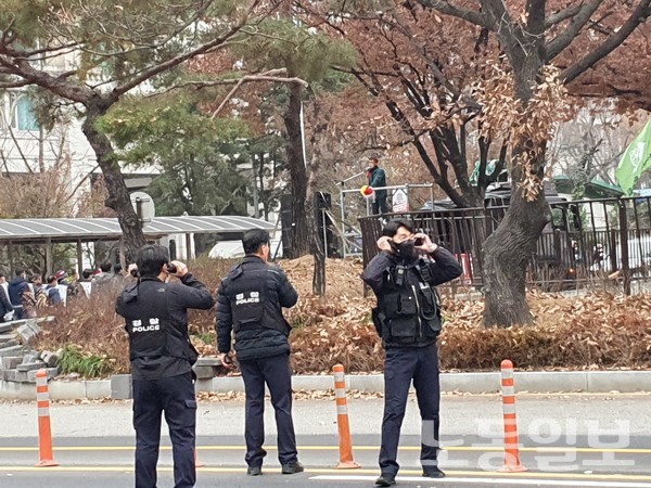 경찰 2명이 각각 2대의 무전기로 상황을 전파하고 있다. ( 사진 = 강봉균 기자 )