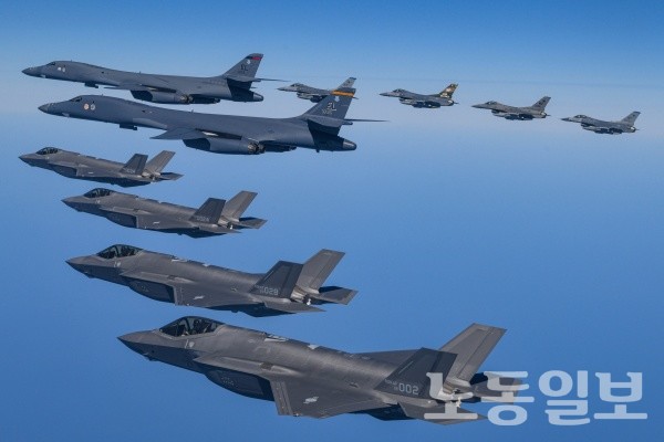 한미 공군이 19일 한반도 상공에서 우리측 F-35A 전투기와 미 공군 B-1B 전략폭격기 및 F-16 전투기가 참여한 가운데 연합공중훈련을 실시하고 있다(사진=국방부)