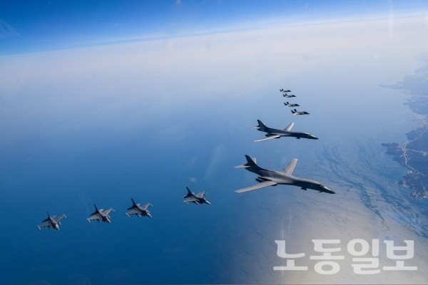 한미 공군이 19일 한반도 상공에서 우리측 F-35A 전투기와 미 공군 B-1B 전략폭격기 및 F-16 전투기가 참여한 가운데 연합공중훈련을 실시하고 있다(사진=국방부)