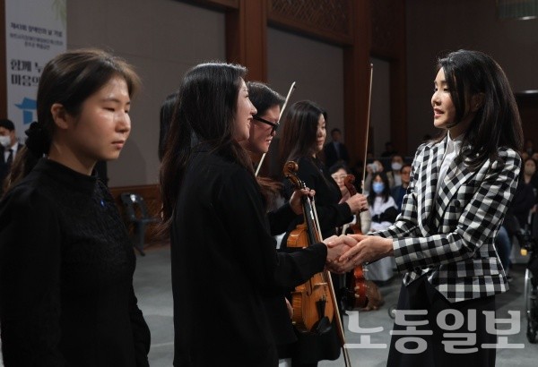 김건희 여사, 장애인의 날 맞아 특수학교 방문...장애예술인 오케스트라 관람(사진=대통령실)