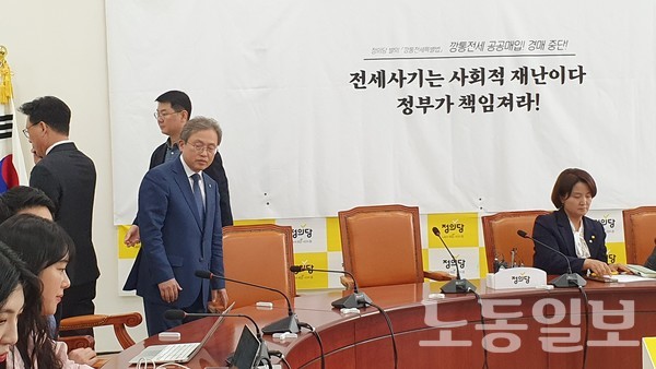 박 원내대표(가장 좌측에 서 있는)가 가장자리로 비켜 전화 통화 중이다.. 이 원내대표(우측)는 잠시 기다리다 착석해서 자료를 검토 중이다. (사진 = 강봉균 기자)