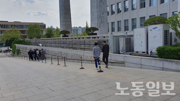 더불어민주당 윤관석 의원과 이성만 의원이 국회본관을 나서는 모습. (사진 = 강봉균 기자)