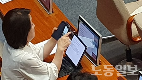정의당 심상정 의원이 12일 오후 국회 본회의에서 의석 단말기와 자신의 태블릿 컴퓨터 및 휴대폰을 사용하고 있다. (사진 = 강봉균 기자)