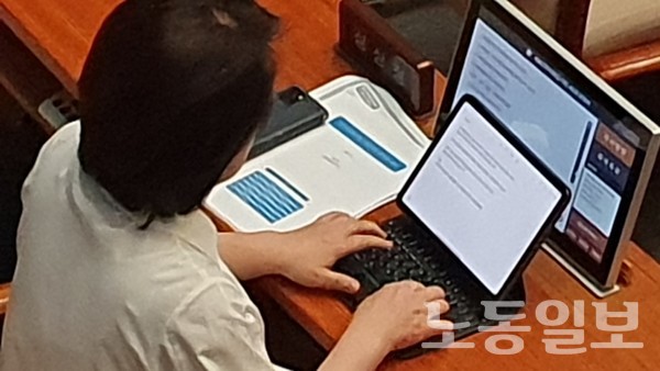 심상정 의원이 자신의 태블릿 컴퓨터를 사용하고 있다. (사진 = 강봉균 기자)