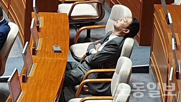 13일 오후 국회 본회의 '경제분야 대정부질문'에서, 더불어민주당 김영호 의원이 피곤에 지쳐 목을 뒤로 젖힌 채 잠들어 있다. 매우 애처로운 모습이다. (사진 = 강봉균 기자)