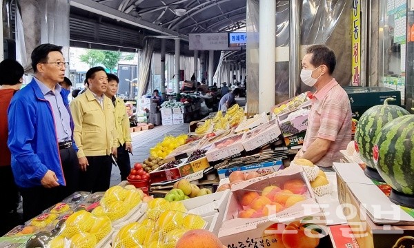 김춘진 한국농수산식품유통공사 사장이 19일, 광주 양동시장 현장 물가를 점검 하고 있다.