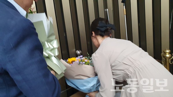 당 관계자들이 각자 들고 있던 꽃다발을 구석에 놓인 박스에 다시 담고 있다. (사진=강봉균 기자)