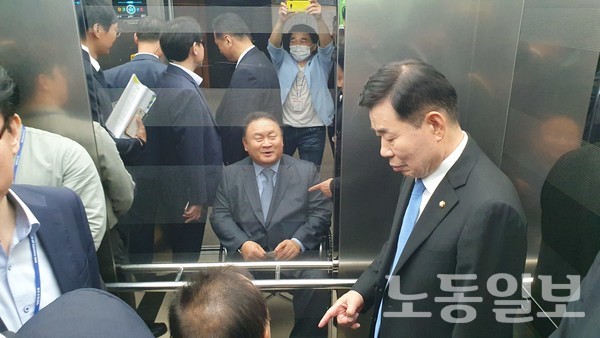 엘리베이터에서 대화 나누는 김진표 국회의장(우측)과 더불어민주당 이상민 의원(중앙). (사진=강봉균 기자)