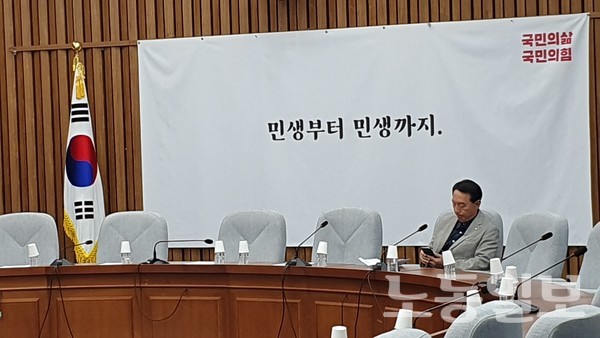 휴대폰을 바라보는 김석기 의원. 김 의원은 이날 회의장에 가장 먼저 도착해 회의 준비에 만전을 기했다. (사진=강봉균 기자)