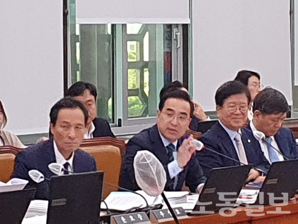 더불어민주당 박홍근 의원(좌측에서 두 번째)이 박진 외교부 장관을 향해 강하게 질타하는 모습이다. 같은 당 우상호 의원(좌측)과 박병석 의원(우측)의 모습이 굳은 표정이다. (사진=강봉균 기자)
