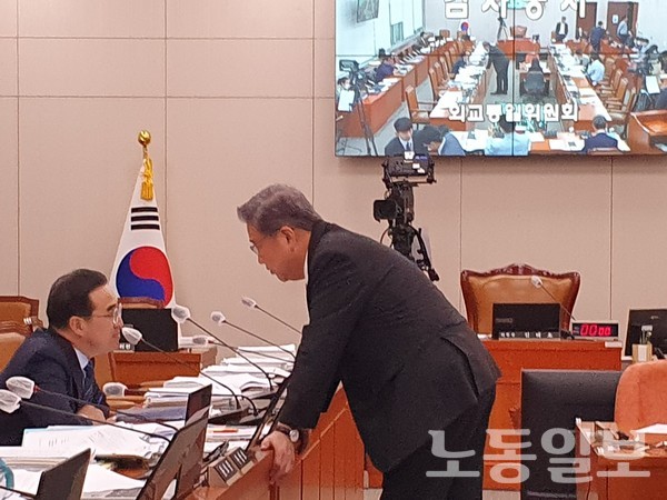 박 의원(좌측) 책상 앞으로 다가가서 대화를 나누는 박 장관(우측). (사진=강봉균 기자)