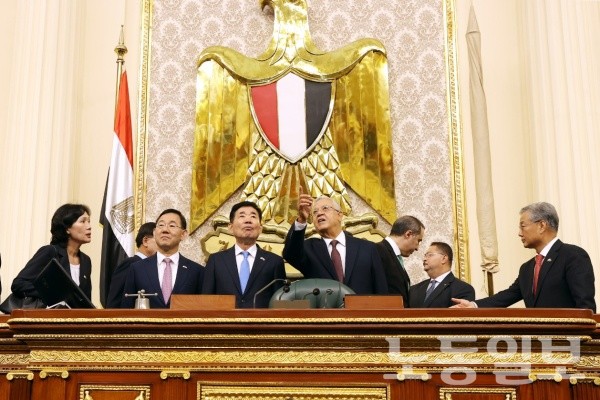 김진표 의장, 기발리 하원의장과 이집트 하원 본회의장을 시찰하고 있다(사진=국회의장실)