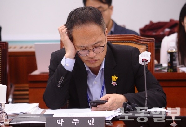 더불어민주당 박주민 의원, 핸드폰으로 뭘 찾을까?...그래서 찾았다(사진=김정환기자)