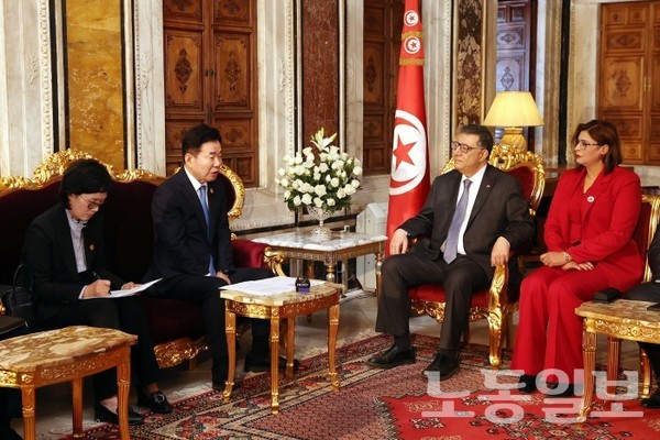 김진표 의장과 튀니지 부더발라 의장이 면담하고 있다(사진-국회의장실)