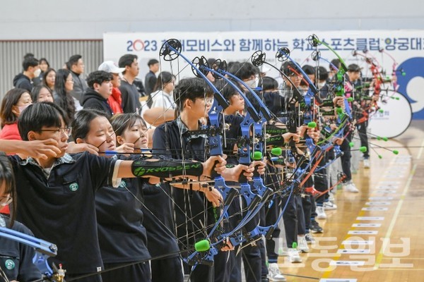 현대모비스가 지난 16일, 충남 천안에 위치한 남서울대학교에서 10개 학교, 200여 명이 참가한 가운데 ‘학교스포츠클럽 양궁대회’를 개최했다. 대회에 참가한 학생들이 힘차게 활시위를 당기고 있다(사진=현대모비스)